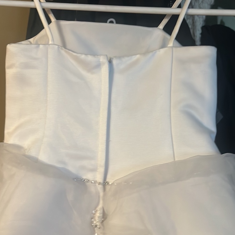 Beautiful white flower girl dress David’s bridal size 3 - Picture 7 of 9